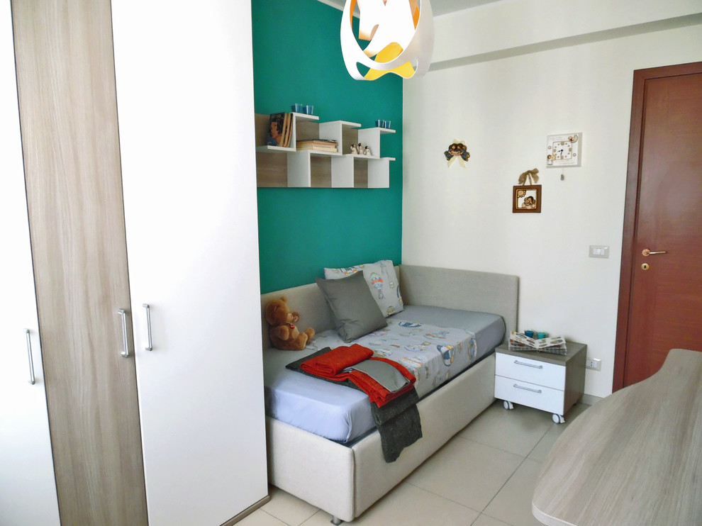Idéer för små funkis pojkrum kombinerat med sovrum, med flerfärgade väggar, klinkergolv i porslin och beiget golv