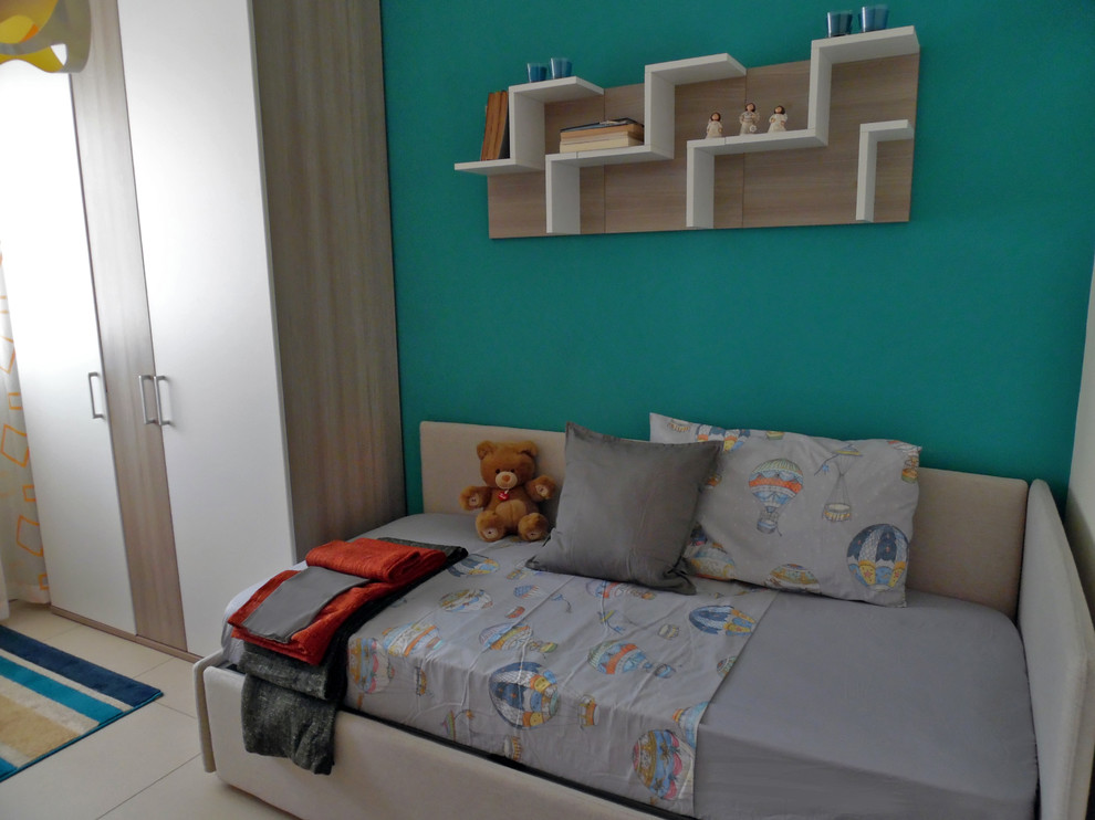 Idées déco pour une petite chambre d'enfant moderne avec un mur multicolore, un sol en carrelage de porcelaine et un sol beige.