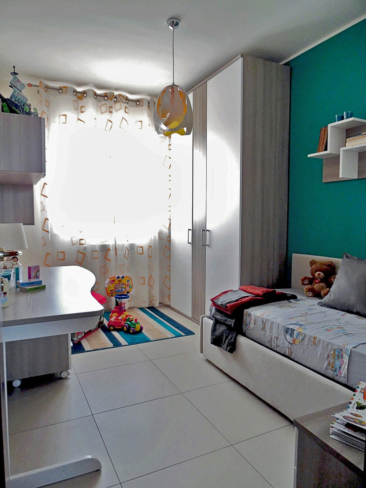 Inredning av ett modernt litet pojkrum kombinerat med sovrum, med flerfärgade väggar, klinkergolv i porslin och beiget golv