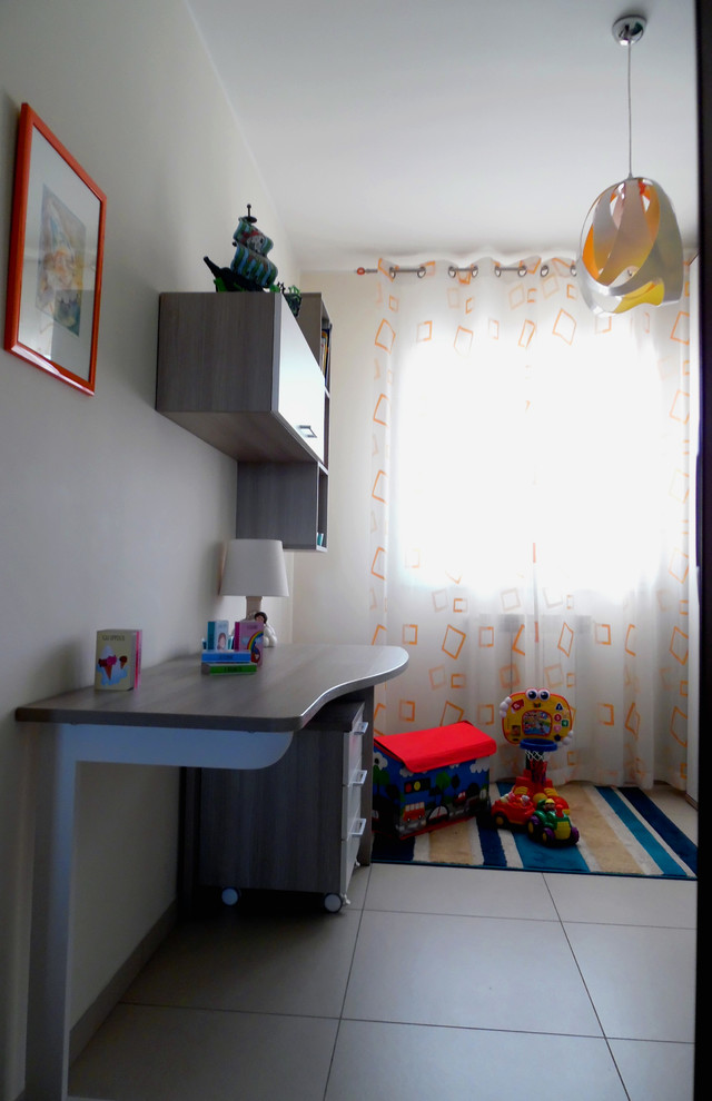 Modelo de dormitorio infantil moderno pequeño con paredes multicolor, suelo de baldosas de porcelana y suelo beige