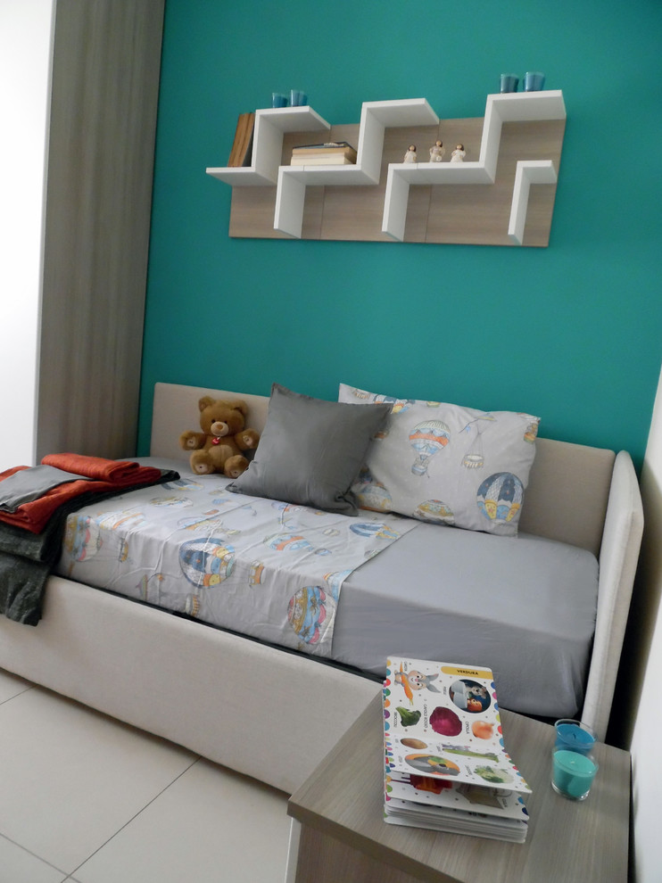 Стильный дизайн: маленькая детская в стиле модернизм с спальным местом, разноцветными стенами, полом из керамогранита и бежевым полом для на участке и в саду, мальчика - последний тренд