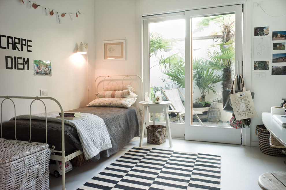 Skandinavisk inredning av ett mellanstort barnrum kombinerat med sovrum, med vita väggar och klinkergolv i porslin