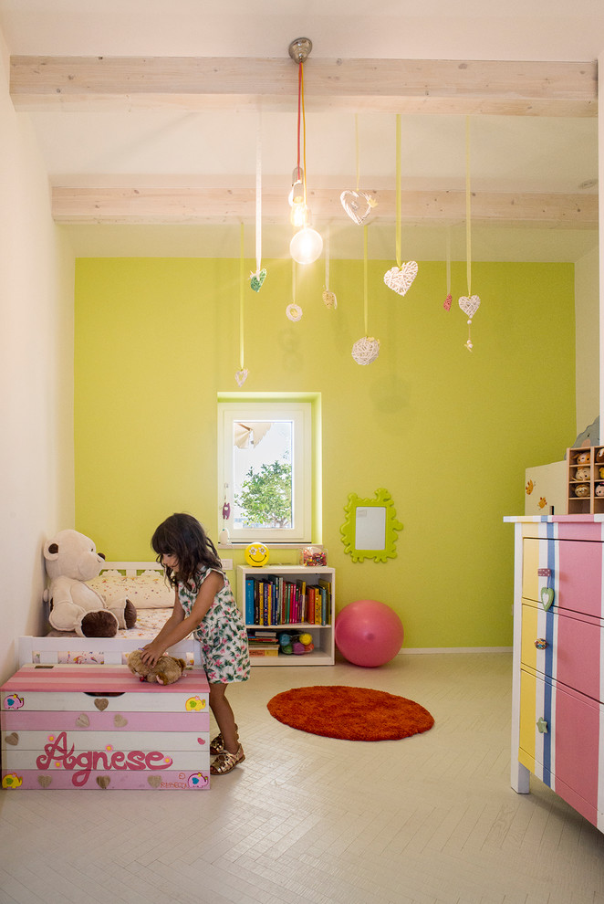 Inredning av ett modernt litet flickrum kombinerat med sovrum och för 4-10-åringar, med gröna väggar, målat trägolv och vitt golv