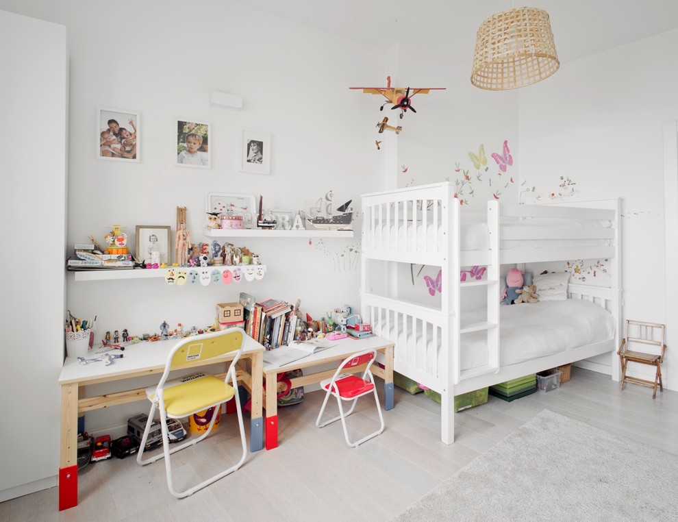 Idéer för ett skandinaviskt flickrum för 4-10-åringar, med vita väggar och ljust trägolv