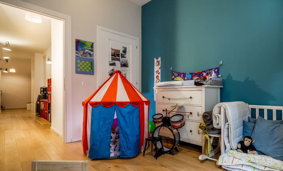 Imagen de dormitorio infantil actual de tamaño medio