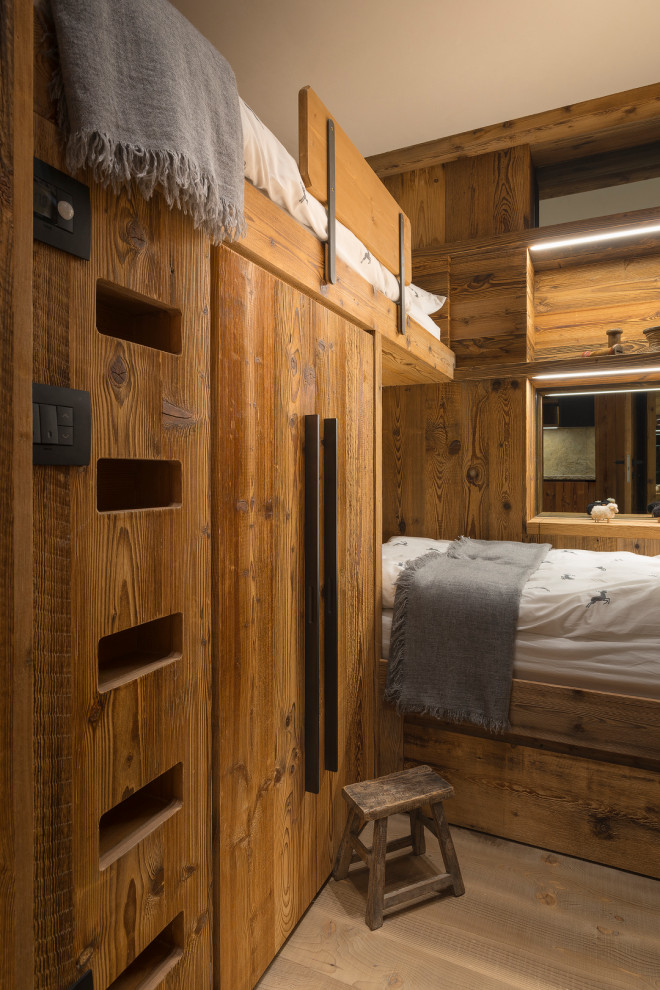 Idee per una cameretta da letto stile rurale con pareti marroni, pavimento in legno massello medio, pavimento marrone e pareti in legno