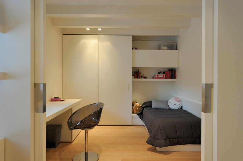 Immagine di una piccola cameretta per bambini minimal con pareti bianche, parquet chiaro e pavimento beige