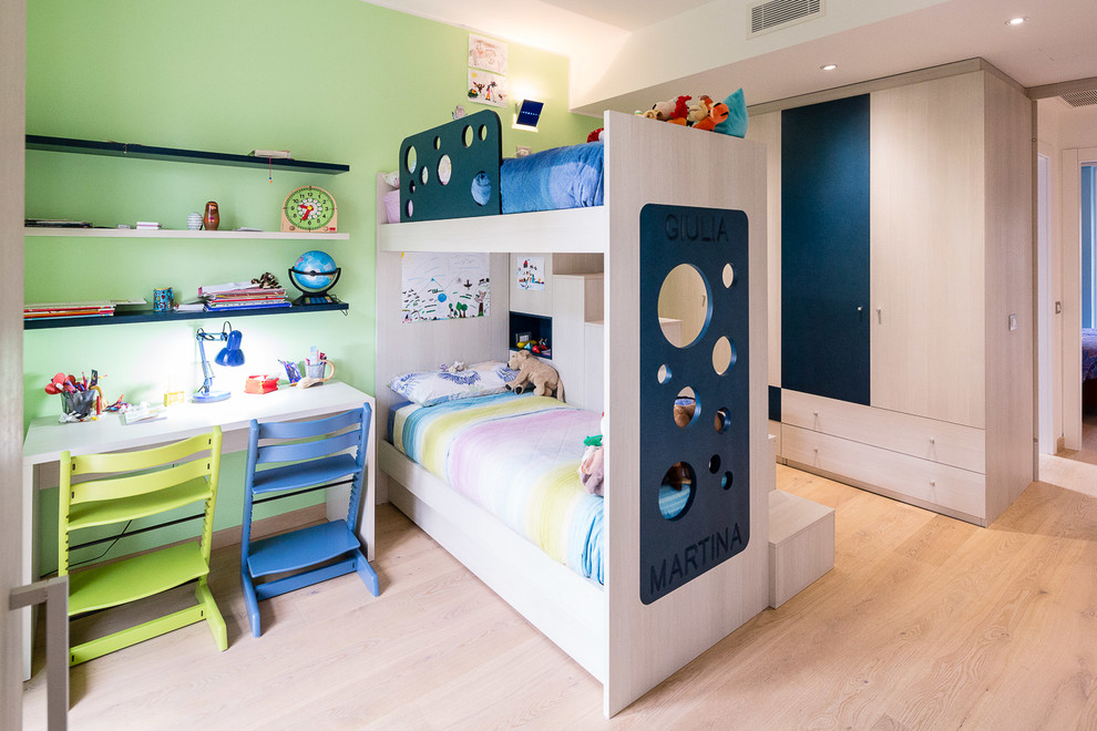 Ispirazione per una grande cameretta per bambini da 4 a 10 anni contemporanea con pareti verdi e parquet chiaro