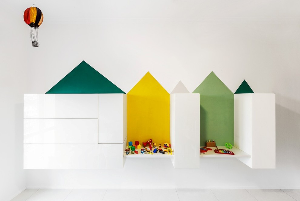 Neutrales Modernes Kinderzimmer mit Spielecke, bunten Wänden, Porzellan-Bodenfliesen und weißem Boden in Turin
