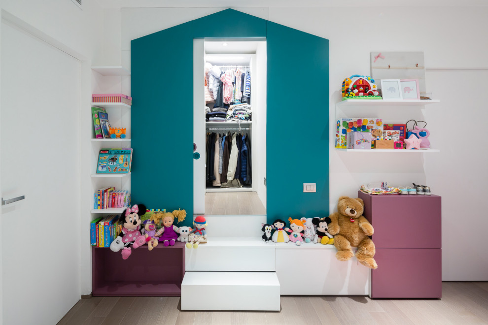 Foto di una cameretta per bambini minimal con pareti bianche, parquet chiaro e pavimento beige