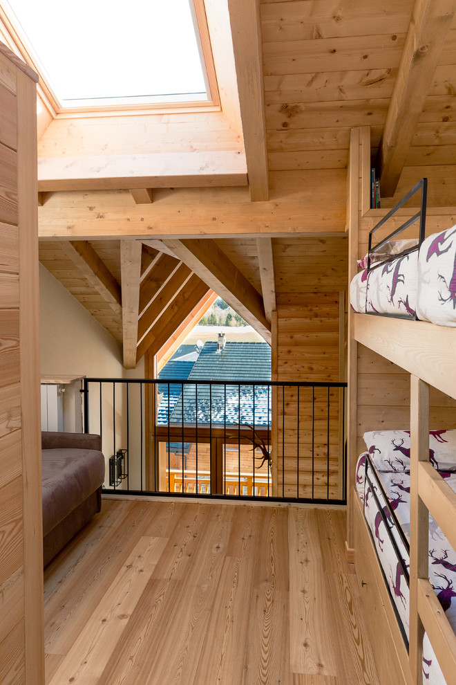 Idéer för mellanstora rustika könsneutrala tonårsrum kombinerat med sovrum, med mellanmörkt trägolv och brunt golv