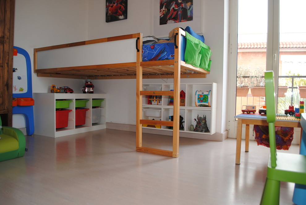 Пример оригинального дизайна: большая нейтральная детская в стиле модернизм с спальным местом, белыми стенами, деревянным полом и бежевым полом для ребенка от 4 до 10 лет