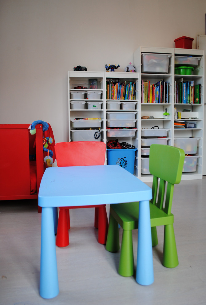 Immagine di una grande cameretta per bambini da 4 a 10 anni minimalista con pareti bianche, pavimento in legno verniciato e pavimento beige