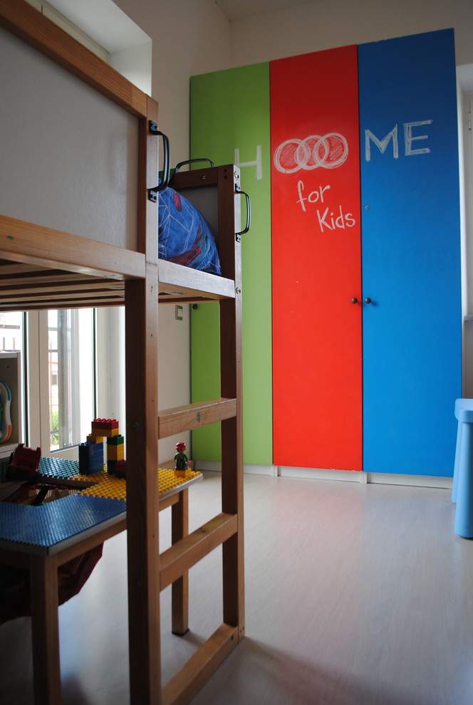 Cette image montre une grande chambre d'enfant de 4 à 10 ans minimaliste avec un mur blanc, parquet peint et un sol beige.