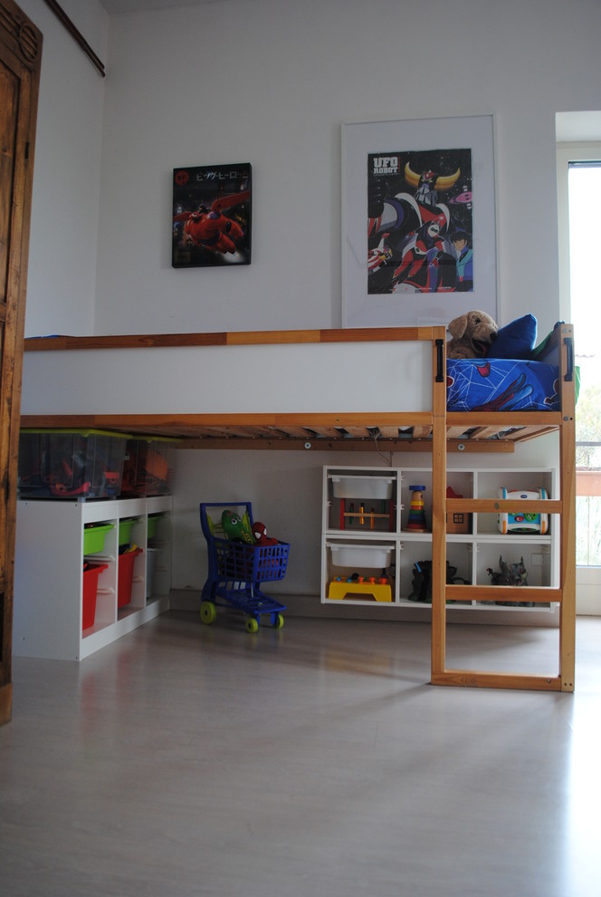Inredning av ett modernt stort könsneutralt barnrum kombinerat med sovrum och för 4-10-åringar, med vita väggar, målat trägolv och beiget golv