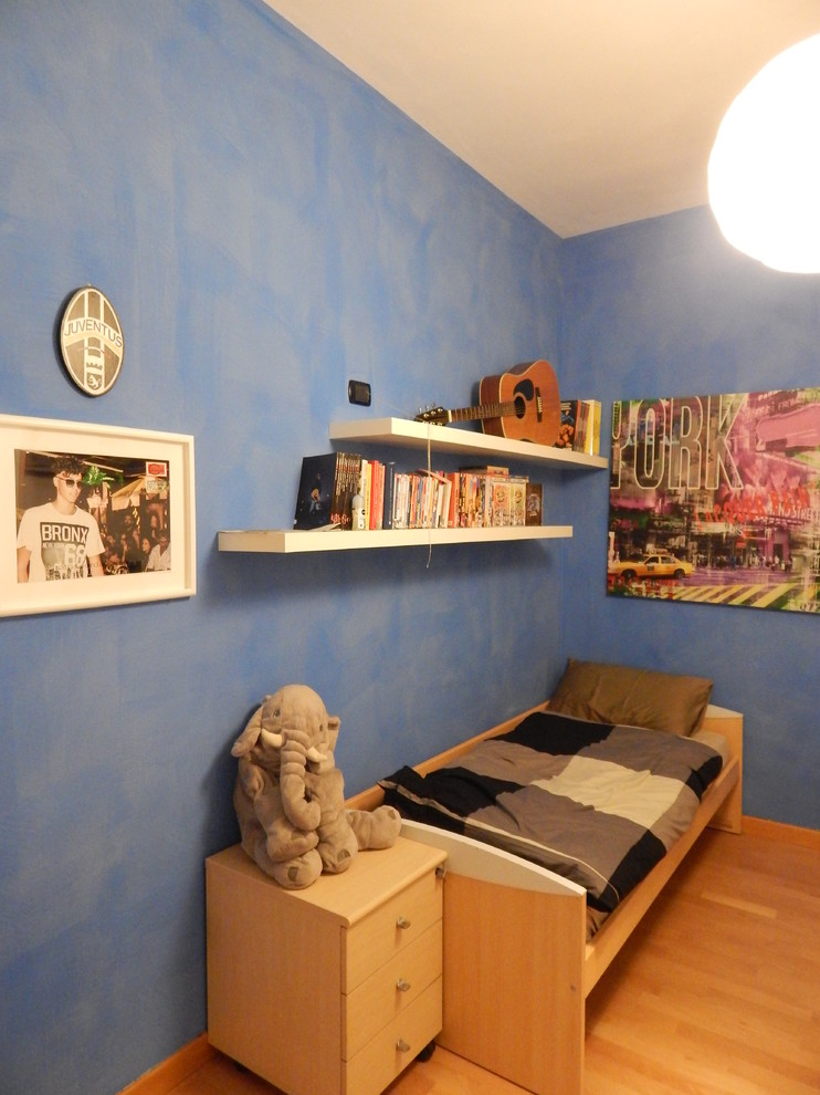 Ispirazione per una piccola cameretta per bambini minimalista con pareti blu e parquet chiaro