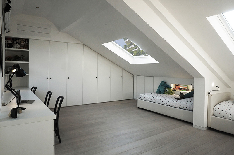 Immagine di un'ampia cameretta per bambini minimal con pareti bianche, pavimento in laminato e pavimento grigio