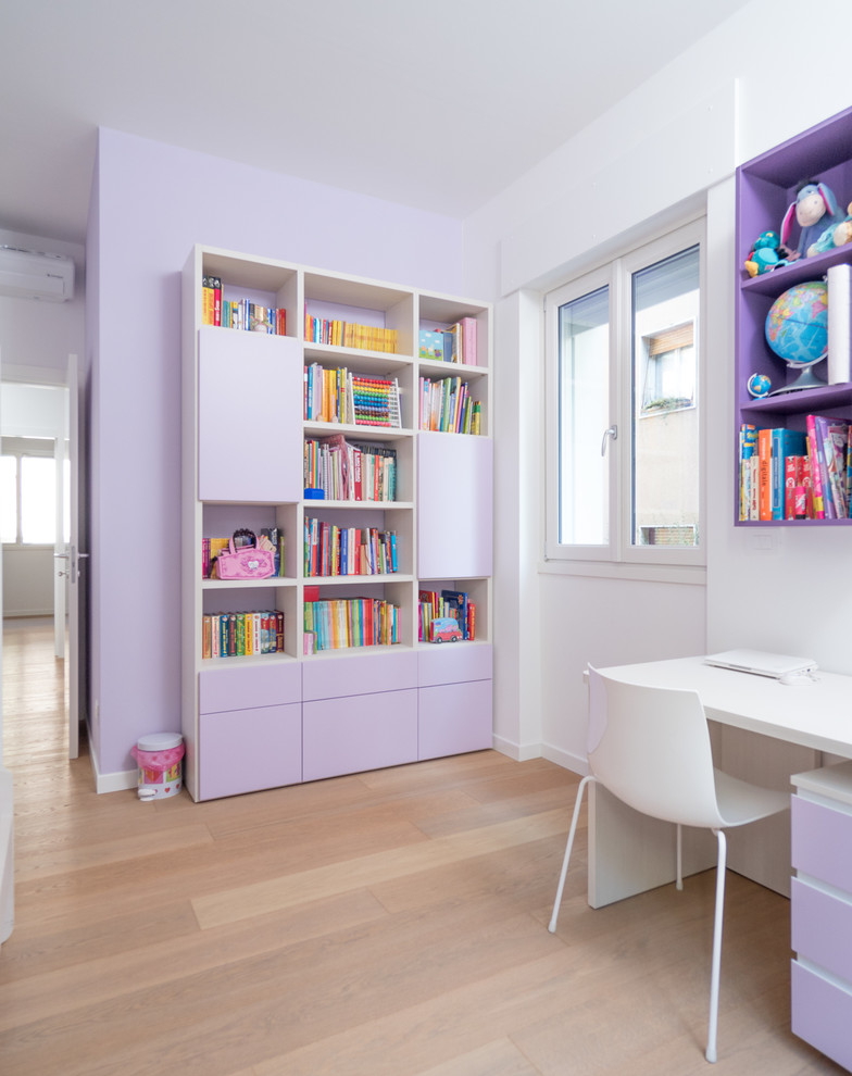 Immagine di una cameretta per bambini da 4 a 10 anni design di medie dimensioni con pareti viola e pavimento in legno massello medio