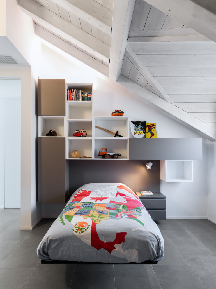 Immagine di una cameretta per bambini design con pareti bianche e pavimento grigio