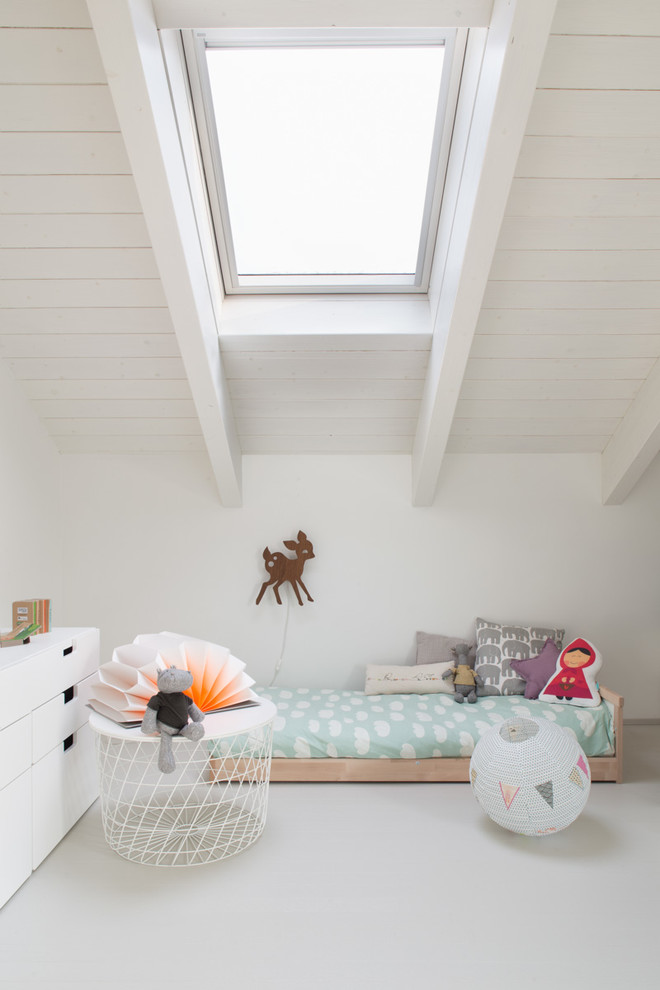 Nordisches Mädchenzimmer mit weißer Wandfarbe in Mailand