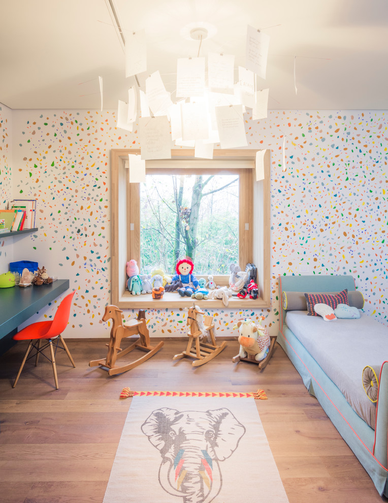 Inspiration för eklektiska barnrum kombinerat med sovrum, med flerfärgade väggar och mellanmörkt trägolv