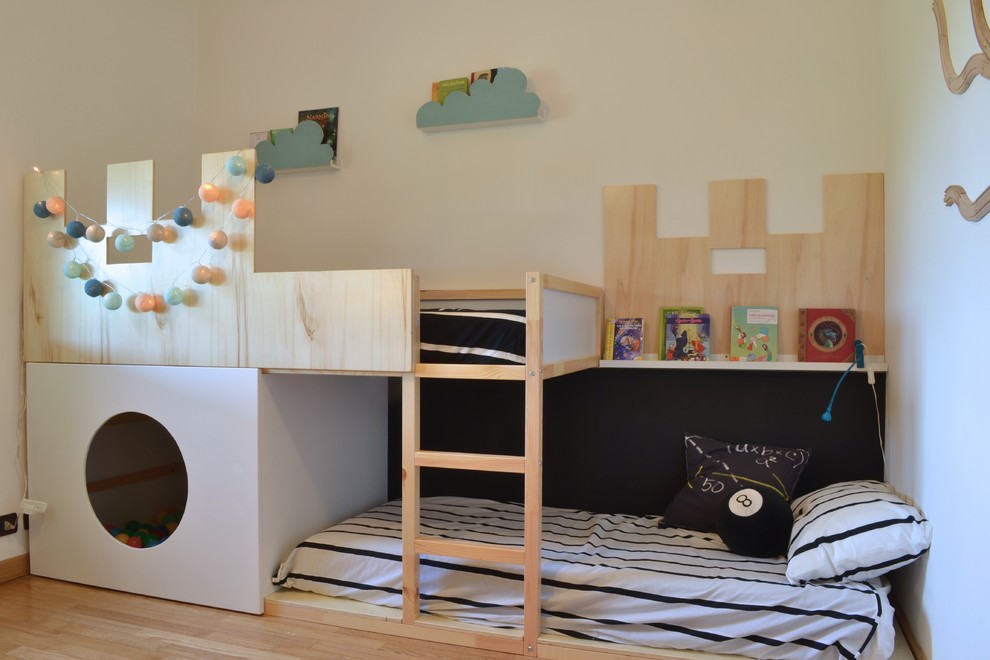 Cette image montre une chambre d'enfant nordique avec un lit superposé.