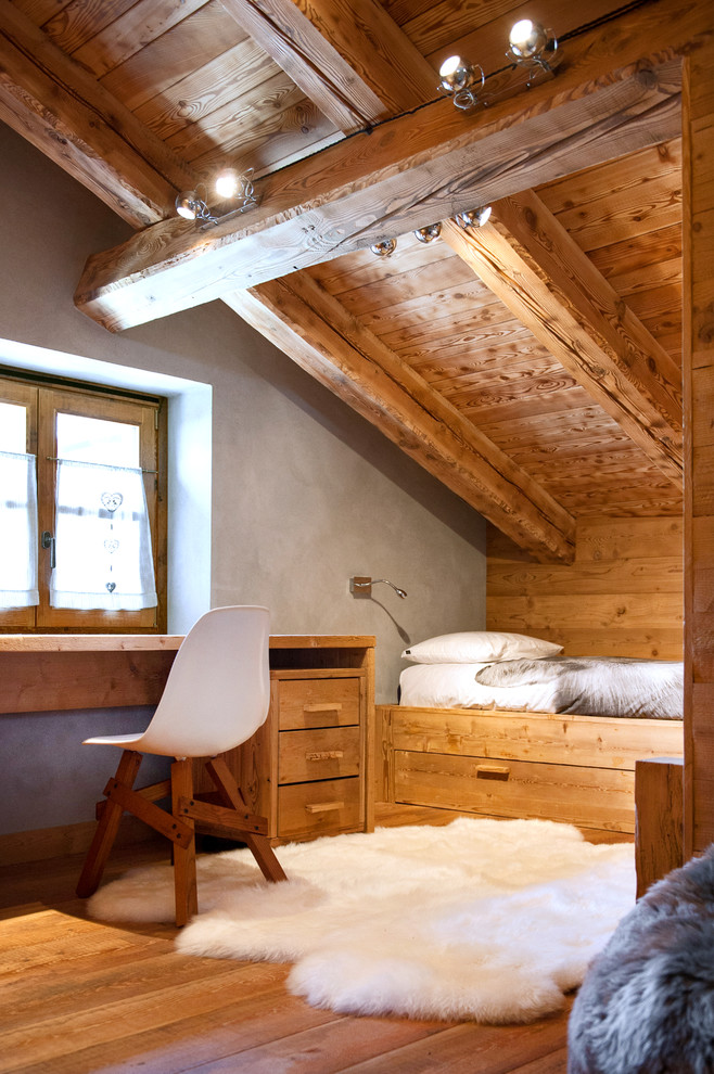 Ejemplo de dormitorio infantil rústico de tamaño medio con paredes grises y suelo de madera clara