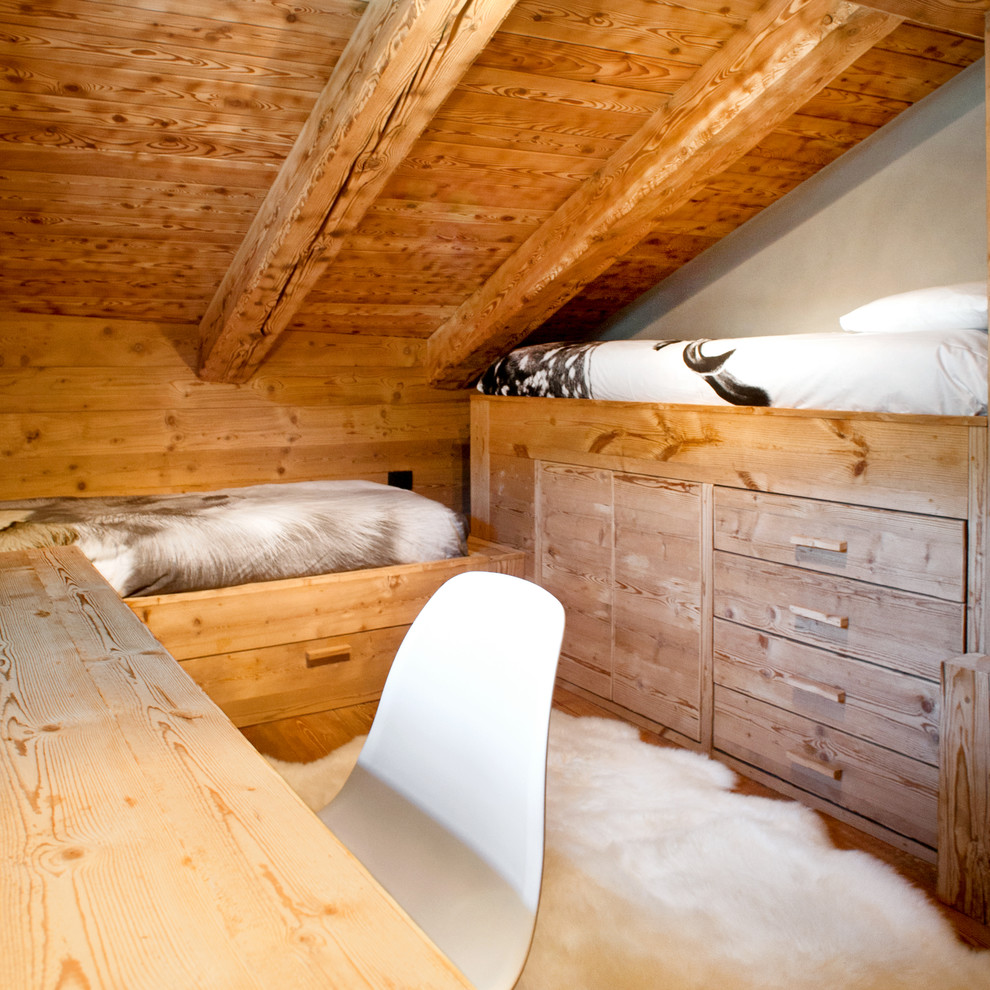 Idéer för att renovera ett mellanstort rustikt könsneutralt tonårsrum kombinerat med sovrum, med grå väggar och ljust trägolv