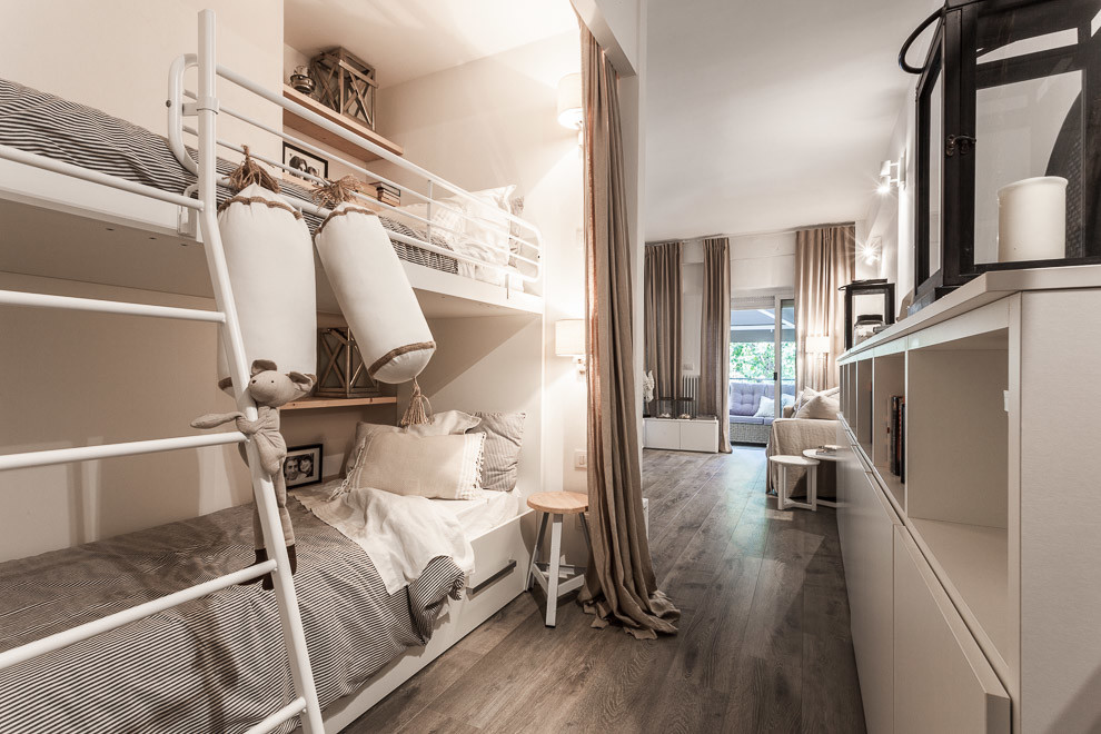 Imagen de dormitorio infantil de 4 a 10 años actual pequeño con paredes blancas y suelo de madera oscura