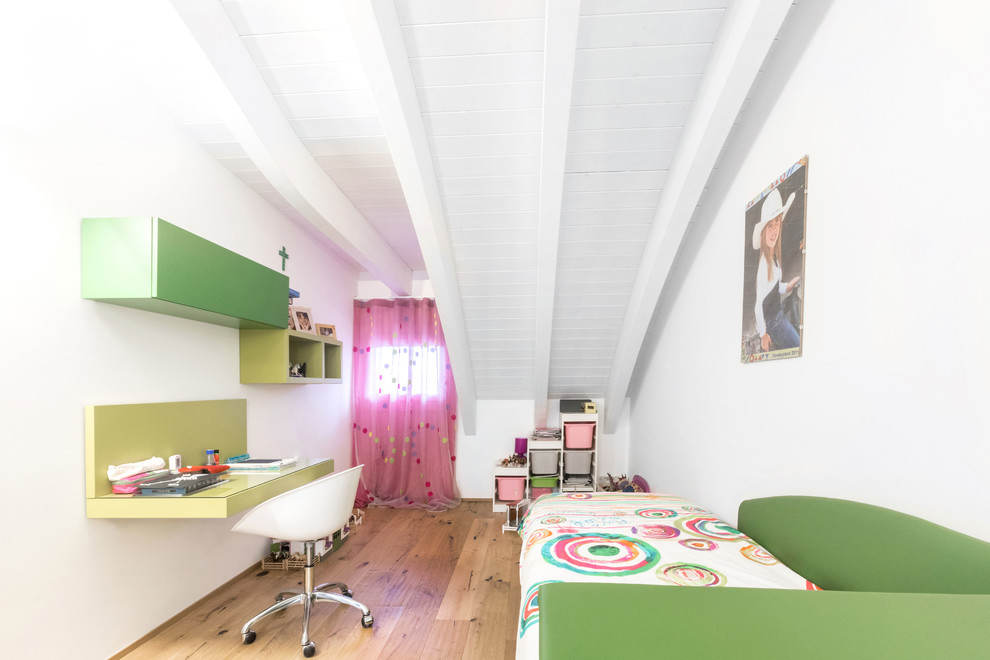 Immagine di una cameretta per bambini contemporanea con pareti bianche, pavimento in legno massello medio e pavimento marrone