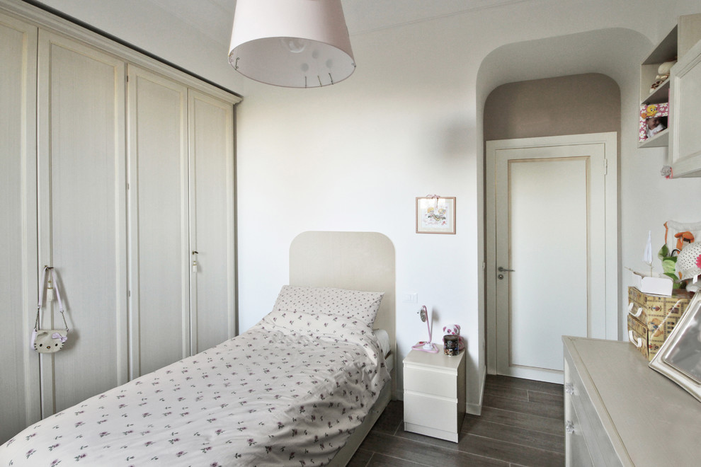 Idéer för ett stort lantligt flickrum kombinerat med sovrum och för 4-10-åringar, med vita väggar, klinkergolv i porslin och grått golv