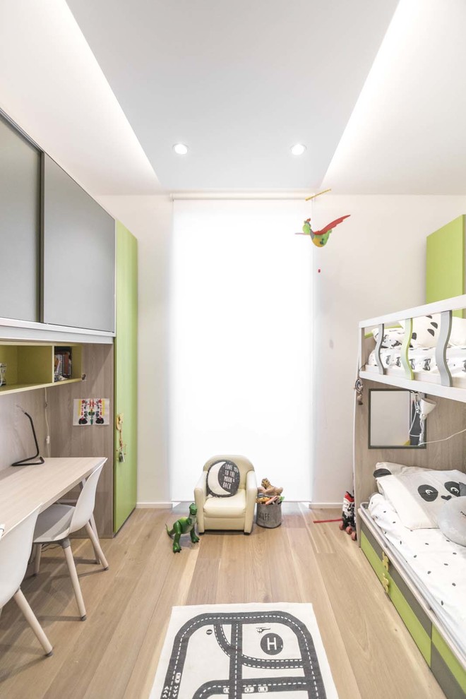 Immagine di una cameretta per bambini da 4 a 10 anni contemporanea con pareti bianche e parquet chiaro