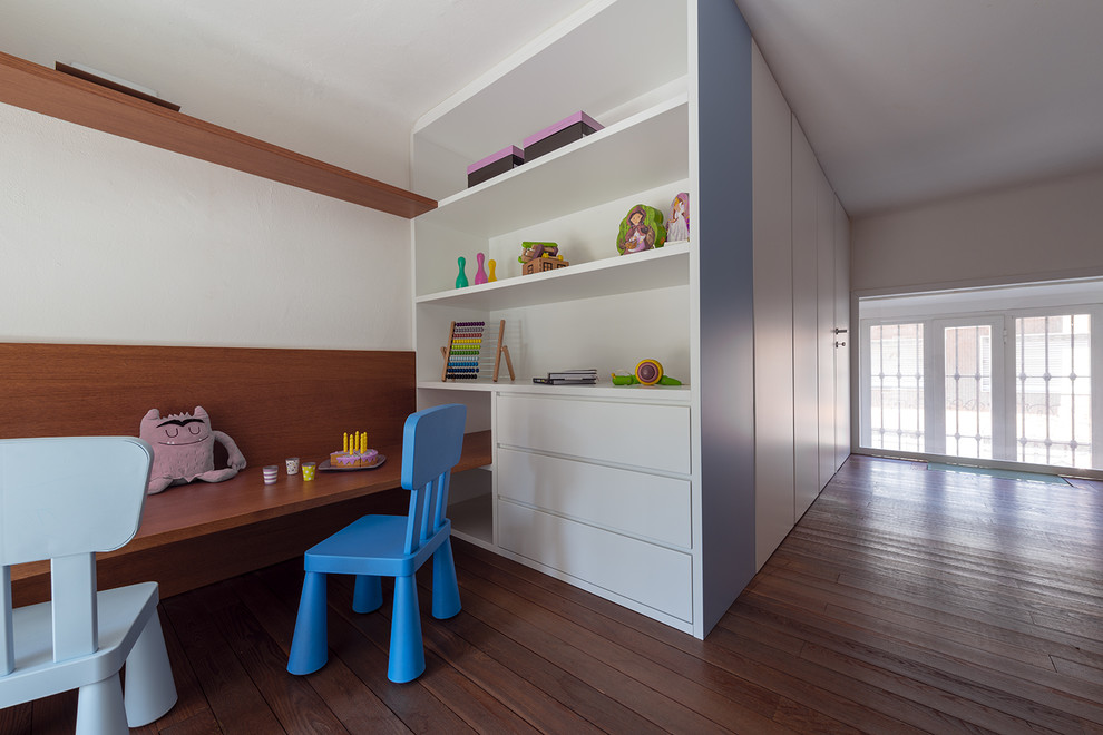 Idee per una piccola cameretta per bambini da 4 a 10 anni design con pareti bianche, parquet scuro e pavimento marrone