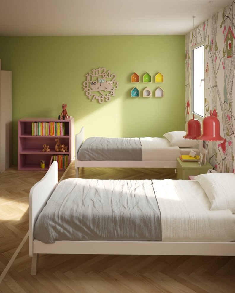 Modelo de dormitorio infantil clásico renovado con paredes verdes, suelo de madera clara y suelo beige