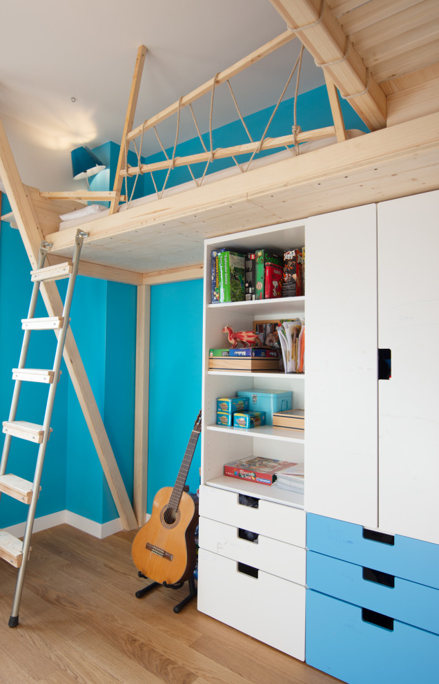 Diseño de dormitorio infantil contemporáneo de tamaño medio con paredes azules, suelo de madera en tonos medios y suelo beige