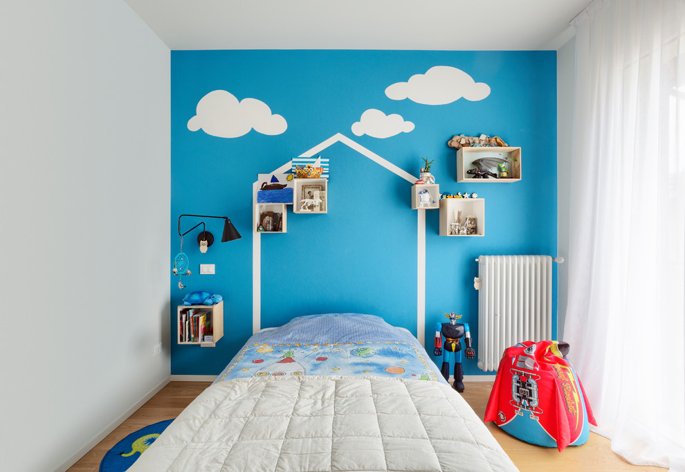 Stilmix Jungszimmer mit Schlafplatz, braunem Holzboden, grauer Wandfarbe und beigem Boden in Sonstige