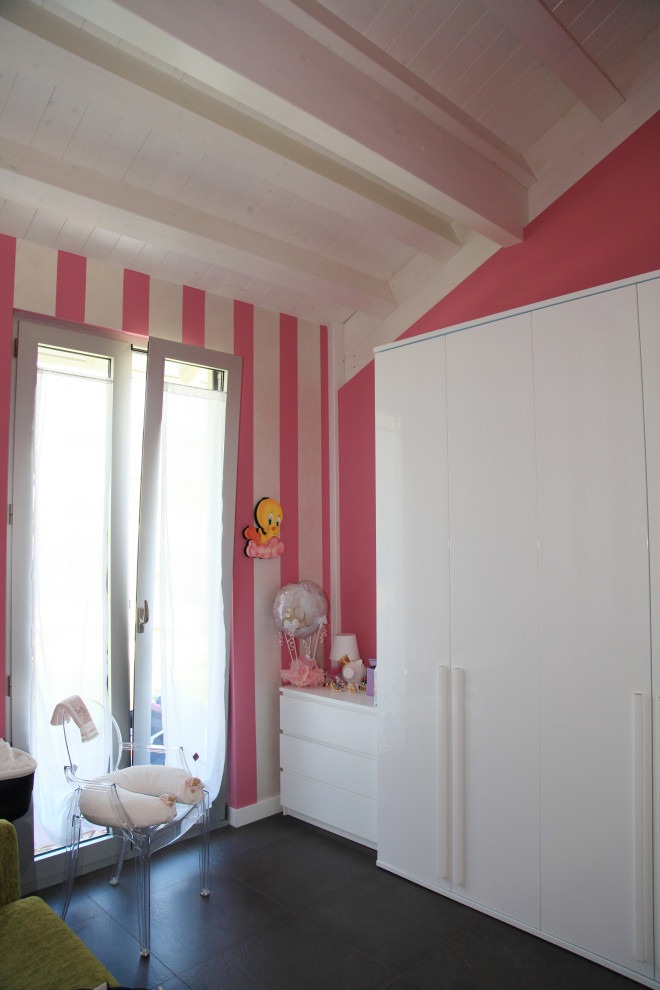 Esempio di una cameretta per bambini da 4 a 10 anni design di medie dimensioni con pareti rosa, pavimento in gres porcellanato, pavimento marrone e soffitto in legno