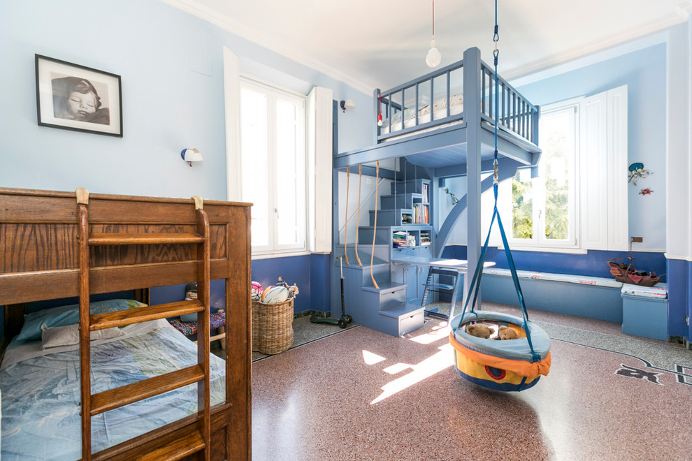 Пример оригинального дизайна: большая нейтральная детская в стиле фьюжн с спальным местом и синими стенами для ребенка от 4 до 10 лет