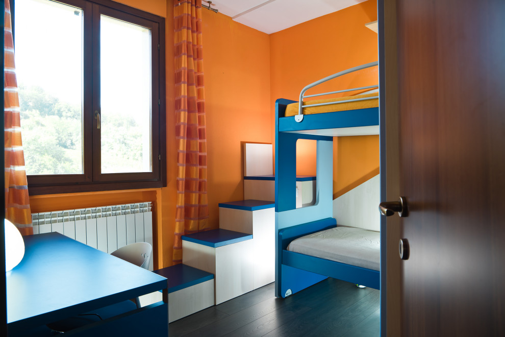 Réalisation d'une petite chambre d'enfant de 4 à 10 ans design avec un mur orange, parquet foncé et un sol marron.