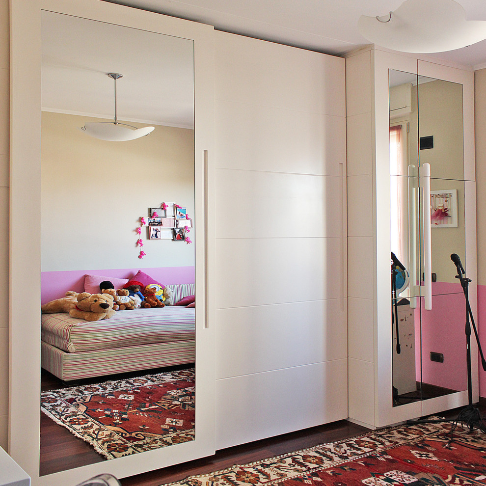 Esempio di una cameretta per bambini da 4 a 10 anni classica di medie dimensioni con pareti rosa, parquet scuro e pavimento marrone