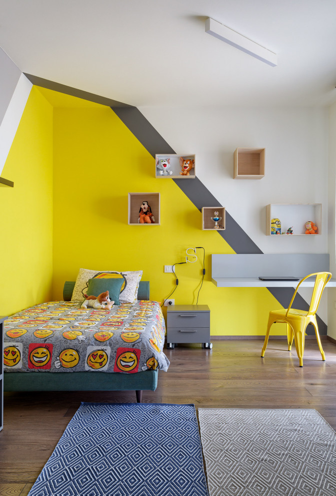 Modelo de dormitorio infantil de 4 a 10 años contemporáneo de tamaño medio con paredes multicolor, suelo de madera en tonos medios y suelo marrón