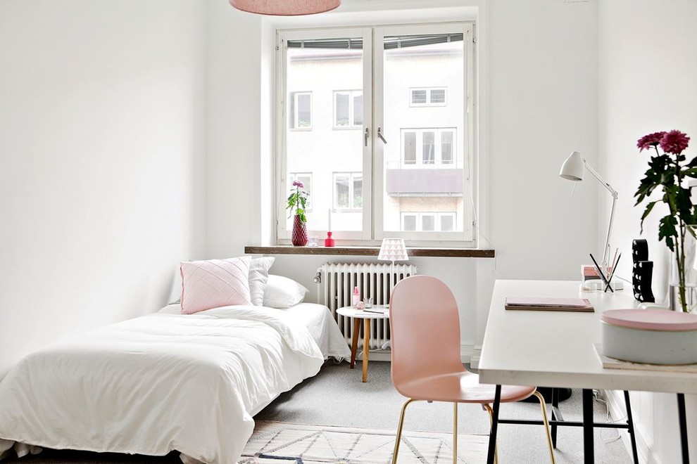 Idéer för minimalistiska barnrum kombinerat med sovrum, med vita väggar, heltäckningsmatta och grått golv