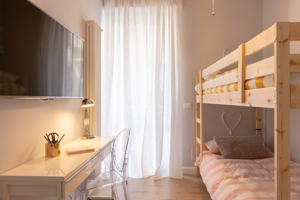 Exempel på ett litet klassiskt könsneutralt barnrum kombinerat med sovrum och för 4-10-åringar, med grå väggar, ljust trägolv och flerfärgat golv