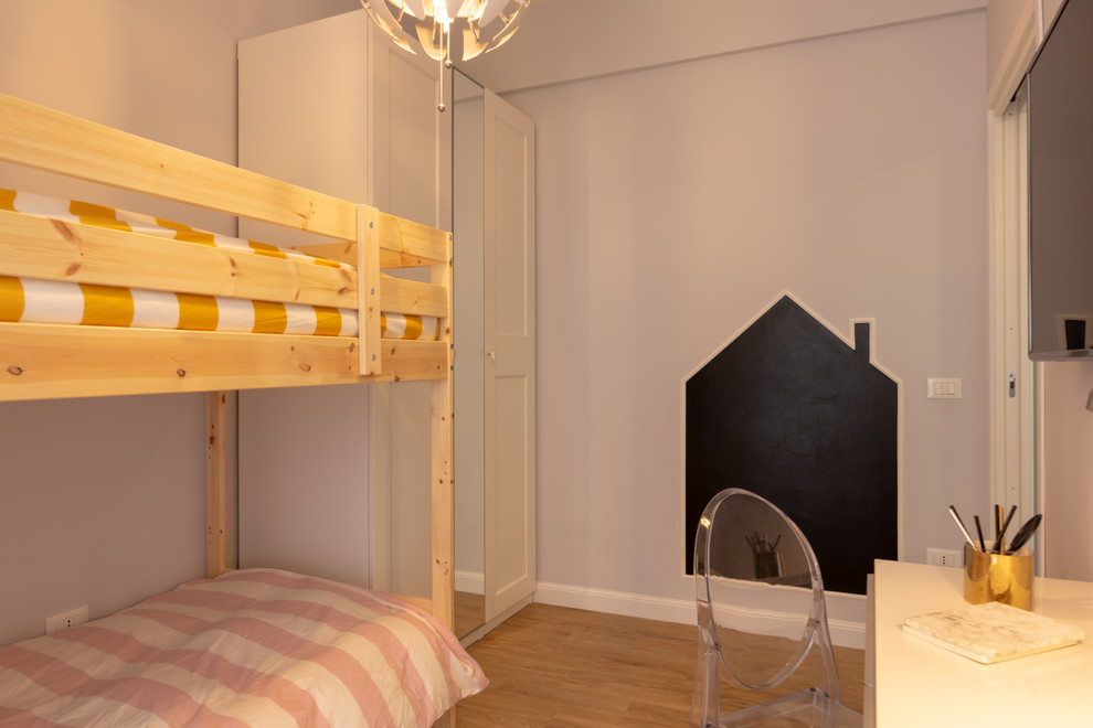 Idée de décoration pour une petite chambre d'enfant de 4 à 10 ans tradition avec un mur gris, parquet clair et un sol multicolore.