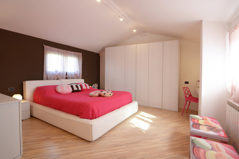 Modelo de dormitorio infantil contemporáneo de tamaño medio con paredes marrones, suelo de madera clara y suelo beige