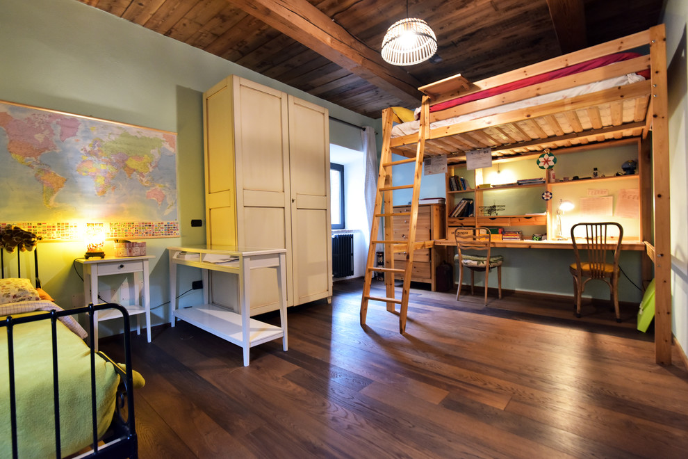 Ispirazione per una grande cameretta per bambini country con pareti blu, pavimento in legno massello medio e pavimento marrone