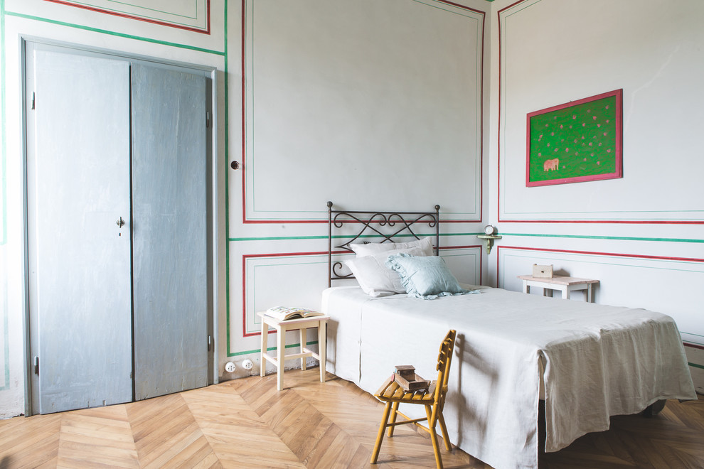 Foto de dormitorio infantil de 4 a 10 años campestre de tamaño medio con paredes blancas y suelo de madera clara