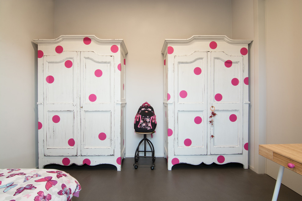 Kleines Industrial Mädchenzimmer mit Schlafplatz, grauer Wandfarbe, Betonboden und grauem Boden in Florenz
