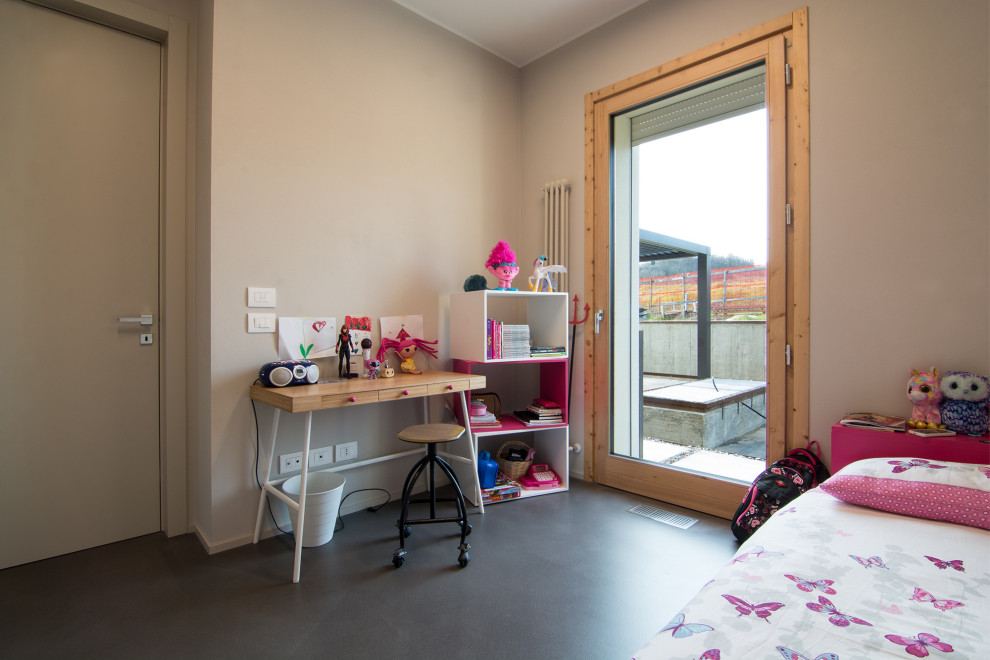 Idéer för ett litet industriellt flickrum kombinerat med sovrum och för 4-10-åringar, med grå väggar, betonggolv och grått golv