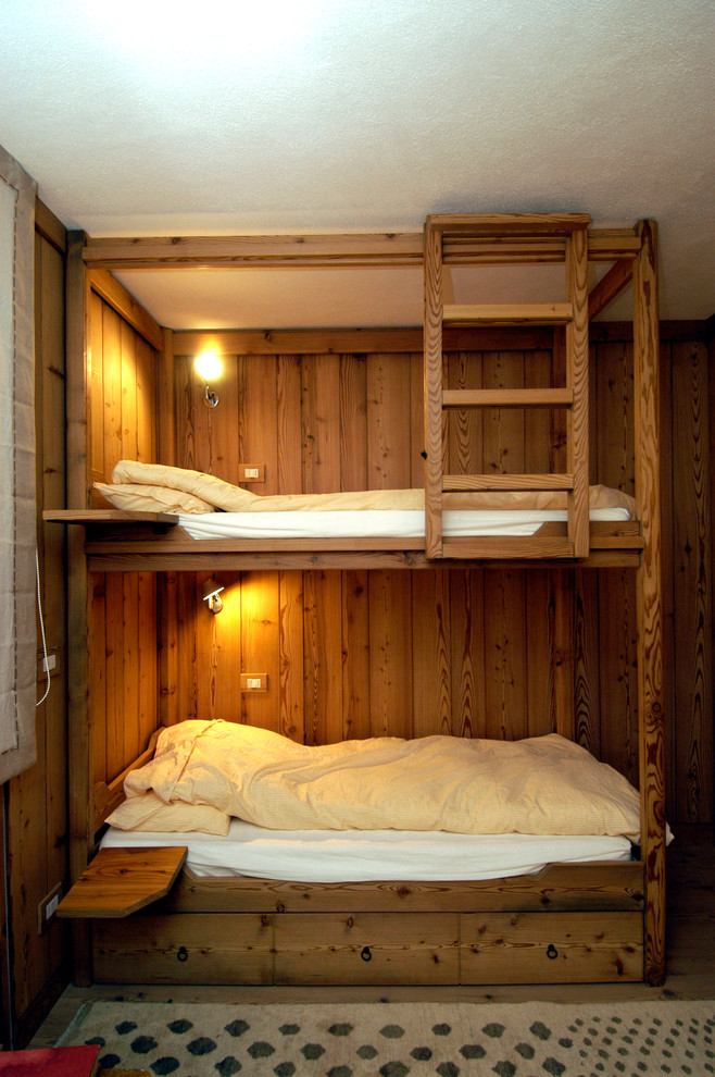 Cette photo montre une chambre d'enfant de 4 à 10 ans montagne avec un mur marron, un sol en bois brun et un lit superposé.